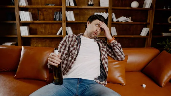 Alkol bağımlılığı, genç yaşta. Beyaz erkek alkolü bırakamıyor, sarhoş yalnız erkek şişeden şarap içiyor. Noel ve Yeni Yıl tatilleri boyunca yalnızlık, depresyon ve alkolizm.