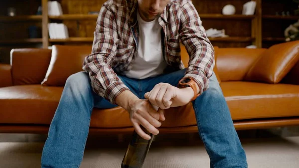 Alkol bağımlılığı, genç yaşta. Beyaz erkek alkolü bırakamıyor, sarhoş yalnız erkek şişeden şarap içiyor. Noel ve Yeni Yıl tatilleri boyunca yalnızlık, depresyon ve alkolizm.