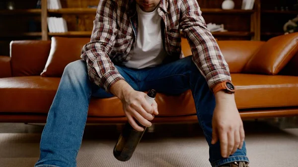 Depresyondaki genç adam evde alkol içiyor. İşsiz erkek, sarhoş ve Noel ağacının yanındaki kanepede şarap içmeye devam ediyor. Bağımlılık, yalnızlık, sinir bozukluğu yeni yıl tatili..