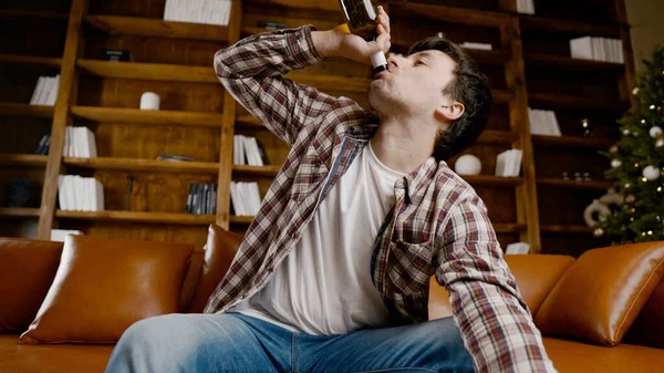 Depresyondaki Genç Adam Evde Alkol Içiyor Şsiz Erkek Sarhoş Noel — Stok fotoğraf