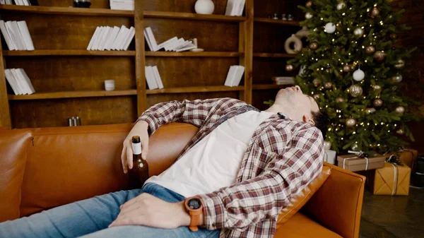 Depresyondaki genç adam evde alkol içiyor. İşsiz erkek, sarhoş ve Noel ağacının yanındaki kanepede şarap içmeye devam ediyor. Bağımlılık, yalnızlık, sinir bozukluğu yeni yıl tatili..