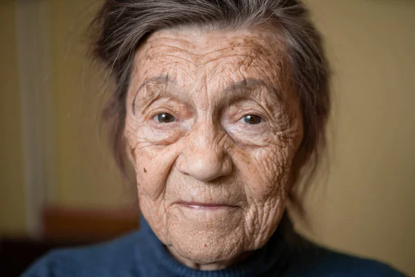90岁的白种人 白发苍苍 满脸皱纹 年龄较大的可爱女人看着相机 可爱的和善的眼神和微笑 成熟的祖母退休了 老人的肝脏 主题情感和情绪 — 图库照片