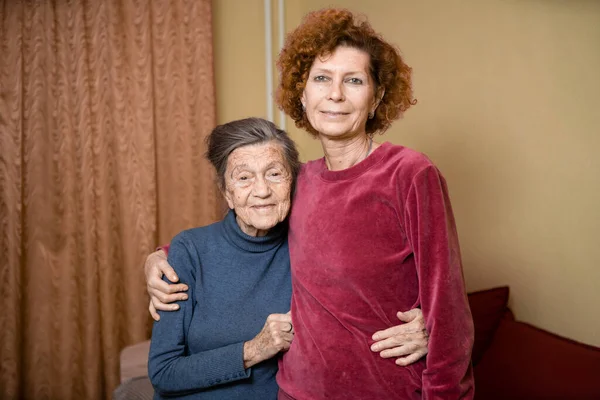 Mujer Mayor Caucásica Abraza Tiernamente Madre Anciana Noventa Años Con —  Fotos de Stock