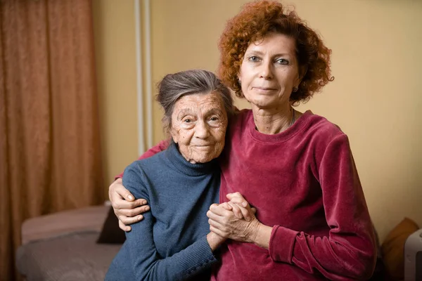 Madre Figlia Donna Matura Con Capelli Rossi Anziani Carina Donna — Foto Stock