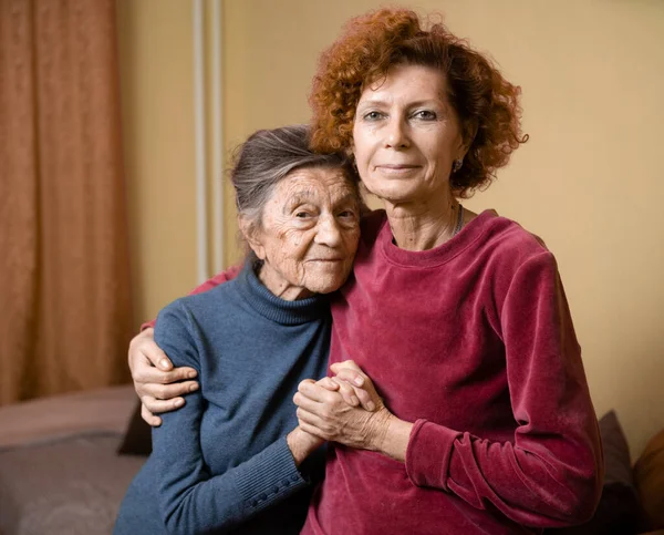 Donna Caucasica Anziana Abbraccia Teneramente Madre Anziana Novant Anni Con — Foto Stock
