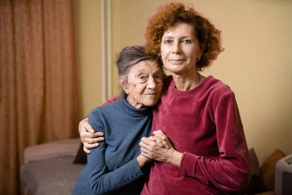 Dorosła Córka Opiekuje Się Starszą Matką Cierpiącą Demencję Starszą Kobietą — Zdjęcie stockowe