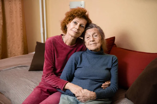 Mulher Branca Sênior Abraça Ternamente Sua Mãe Idosa Noventa Anos — Fotografia de Stock