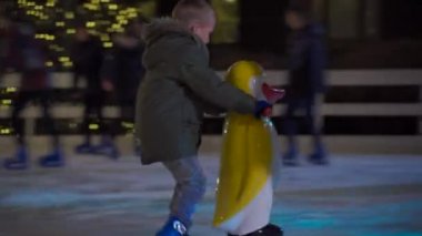 23 Aralık 2020 'de Ukrayna, Kiev' de başkanlık ofisi yakınlarındaki Bankova Caddesi 'nde Noel panayırı ve buz pateni pisti. Akşamları şehir buz pateni pistinde güzel ışıklar ve bir sürü mutlu insan paten kayıyor.