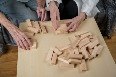 Olgun doktor seansı, huzurevindeki yaşlı hastalar için terapi bunama, alzheimer hastalıkları ve iyileşme enstitüsü için ahşap bloklar katlayarak iyi motor becerileri eğitimi, Jenga oynayarak.