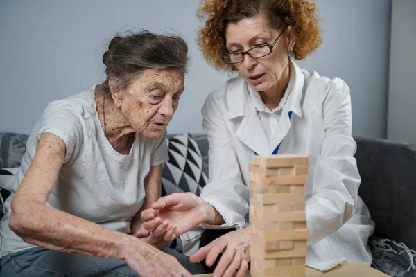 Gioco Jenga Tema Demenza Invecchiamento Giochi Gli Anziani Donna Anziana — Foto Stock