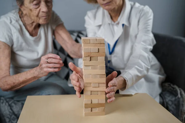 Ανώτερη Γυναίκα Που Παίζει Jenga Χτίζουν Πύργο Από Μπλοκ Ηλικιωμένος — Φωτογραφία Αρχείου