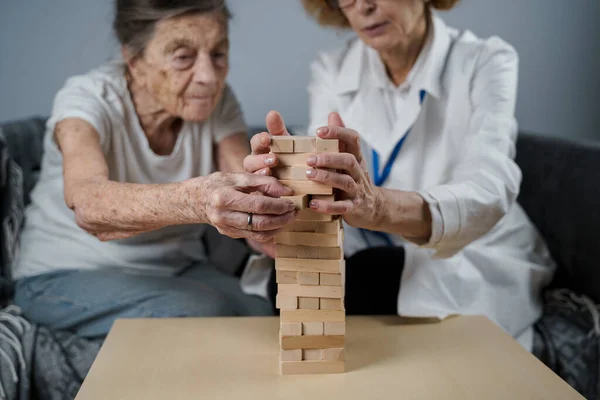 Mulher Sênior Jogando Jenga Construir Torre Blocos Médico Idoso Jaleco — Fotografia de Stock