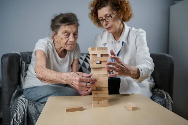 Mulher Sênior Jogando Jenga Construir Torre Blocos Médico Idoso Jaleco — Fotografia de Stock