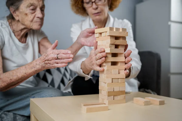 Sênior Habilidades Prática Mulher Construir Blocos Madeira Construir Torre Tentar — Fotografia de Stock