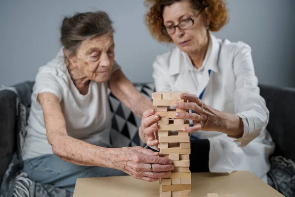 Jogo Jenga Tema Demência Envelhecimento Jogos Para Pessoas Idosas Mulher — Fotografia de Stock