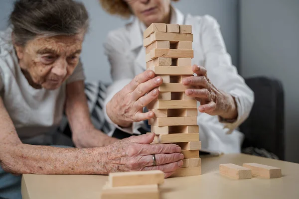 Seniorin Üben Fähigkeiten Bauen Holzklötze Bauen Turm Und Versuchen Nicht — Stockfoto