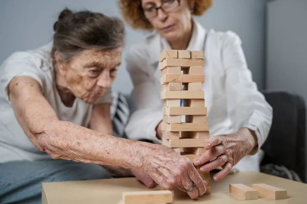 Reifer Arzt Leitet Sitzung Therapie Für Ältere Patienten Pflegeheim Schulung — Stockfoto