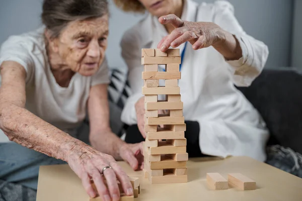 Mulher Sênior Jogando Jenga Construir Torre Blocos Médico Idoso Jaleco — Fotografia de Stock