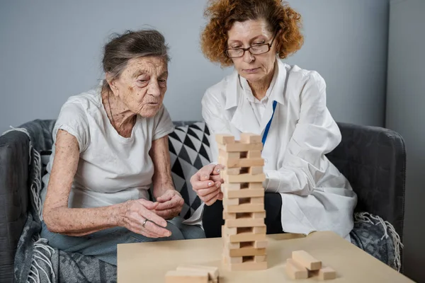 Jogo Jenga Tema Demência Envelhecimento Jogos Para Pessoas Idosas Mulher — Fotografia de Stock