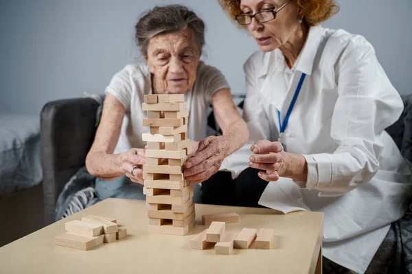 Jenga Oynayan Yaşlı Kadın Bloklardan Kule Inşa Ediyor Beyaz Laboratuvar — Stok fotoğraf