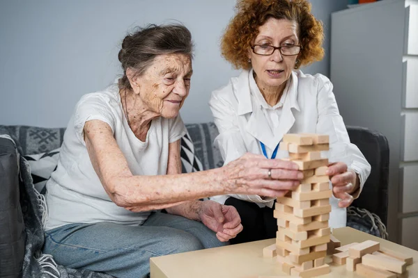 Reifer Arzt Leitet Sitzung Therapie Für Ältere Patienten Pflegeheim Schulung — Stockfoto