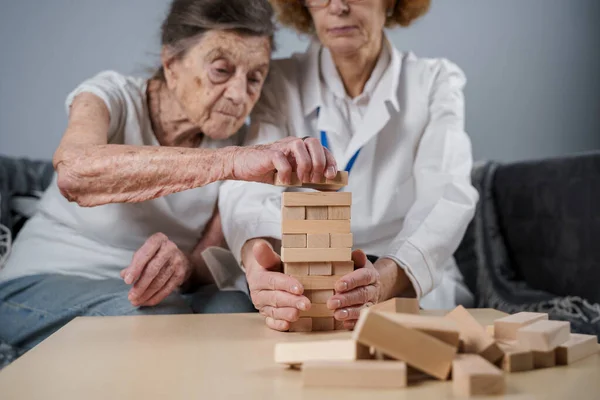 Demenztherapie Auf Spielerische Weise Schulung Der Finger Und Feinmotorik Bau — Stockfoto