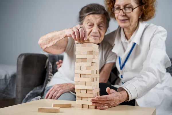 Donna Anziana Che Gioca Jenga Costruire Una Torre Blocchi Medico — Foto Stock