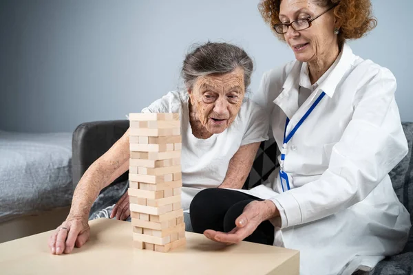 Donna Anziana Pratica Abilità Costruire Blocchi Legno Costruire Torre Cercare — Foto Stock