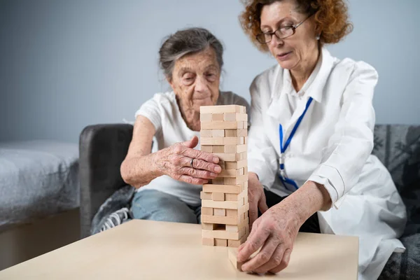 Jogo Jenga Tema Demência Envelhecimento Jogos Para Pessoas Idosas Mulher — Fotografia de Stock