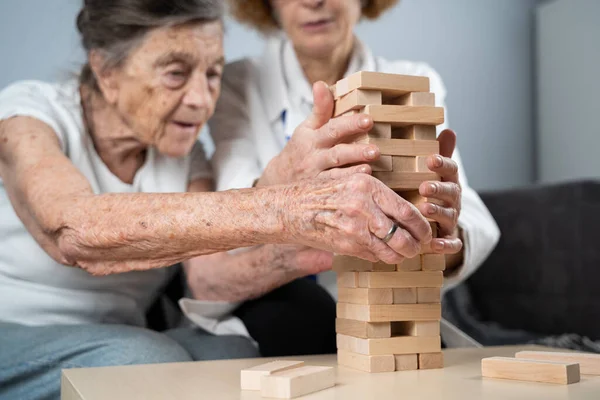 Gioco Jenga Tema Demenza Invecchiamento Giochi Gli Anziani Donna Anziana — Foto Stock