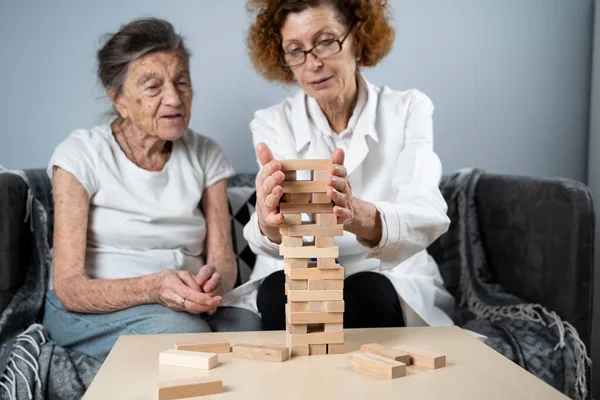 Jogo Jenga Tema Demência Envelhecimento Jogos Para Pessoas Idosas Mulher — Fotografia de Stock