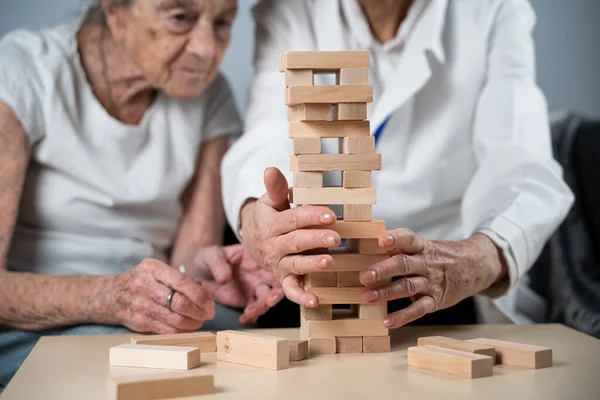 Jogo Jenga Tema Demência Envelhecimento Jogos Para Pessoas Idosas Mulher — Fotografia de Stock