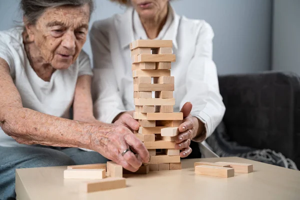 Donna Anziana Che Gioca Jenga Costruire Una Torre Blocchi Medico — Foto Stock