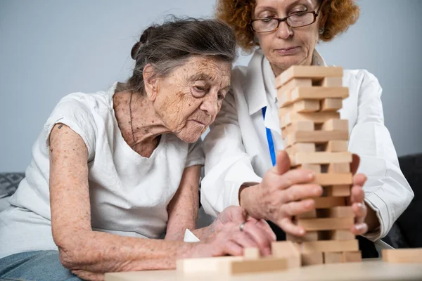 Sessione Conduzione Medici Maturi Terapia Pazienti Anziani Casa Cura Formazione — Foto Stock