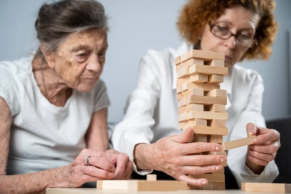 Jogo Jenga Tema Demência Envelhecimento Jogos Para Pessoas Idosas Mulher — Fotografia de Stock