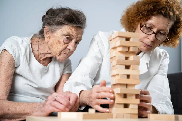 Senior Compétences Pratique Femme Construire Des Blocs Bois Construire Tour — Photo