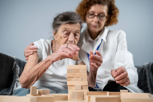 Jogo Jenga Tema Demência Envelhecimento Jogos Para Pessoas Idosas Mulher — Fotografia de Stock