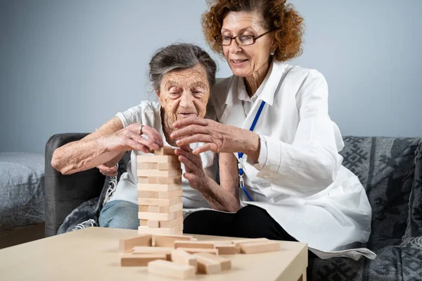 Jogo Jenga Tema Demência Envelhecimento Jogos Para Pessoas Idosas Mulher — Fotografia de Stock