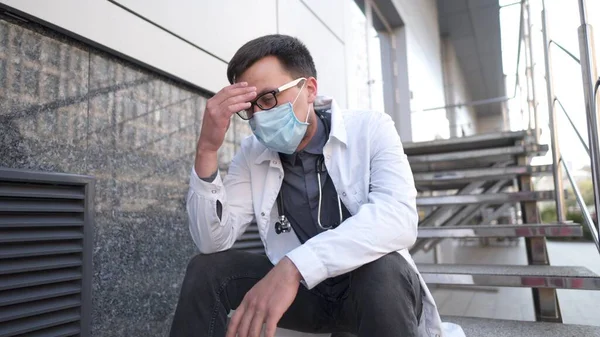 Kaukázusi Fiatal Orvos Leül Lépcsőn Közel Klinika Épületéhez Fáradt Boldogtalan — Stock Fotó