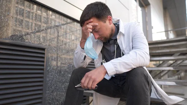 Médico Serio Descansando Las Escaleras Después Turno Muy Largo Hospital — Foto de Stock