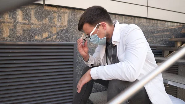 Joven Doctor Caucásico Sienta Las Escaleras Cerca Del Edificio Clínica — Foto de Stock