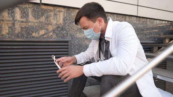 Médico Serio Descansando Las Escaleras Después Turno Muy Largo Hospital — Foto de Stock