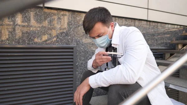 Médico Preocupado Cansado Sentado Escadas Fora Hospital Médico Exausto Jaleco — Fotografia de Stock