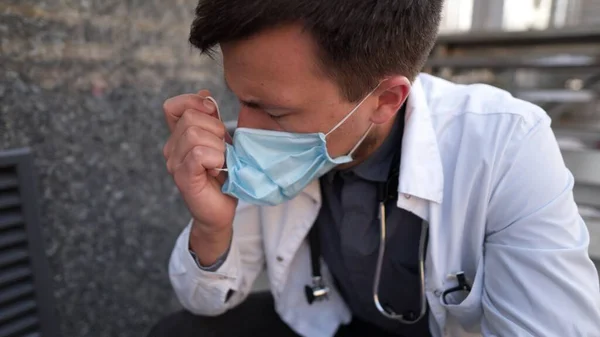 Médico Sério Descansando Nas Escadas Após Longo Turno Hospital Médico — Fotografia de Stock