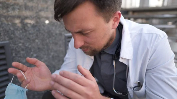 Médico Preocupado Cansado Sentado Las Escaleras Fuera Del Hospital Médico — Foto de Stock