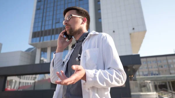 Joven Médico Caucásico Bata Blanca Consulta Paciente Por Teléfono Celular — Foto de Stock