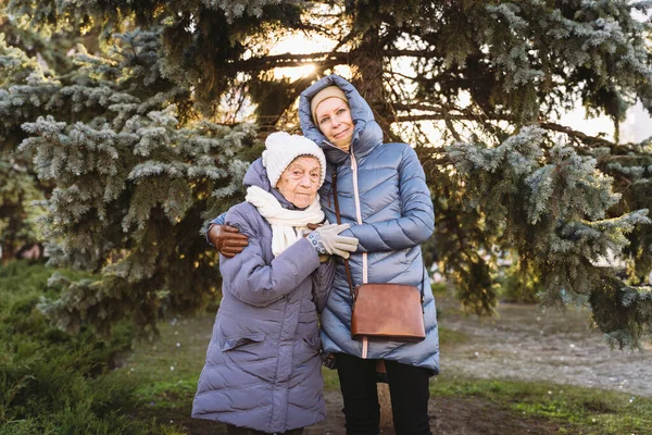 Femmes Caucasiennes Mère Aînée Fille Mature Dans Jardin Hiver Sur — Photo