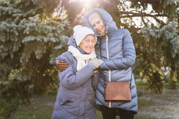Mulheres Caucasianas Mãe Sênior Filha Madura Jardim Inverno Fundo Árvore — Fotografia de Stock