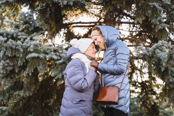 Concept Famille Heureuse Vieillesse Émotions Soins Aux Personnes Âgées Âge — Photo