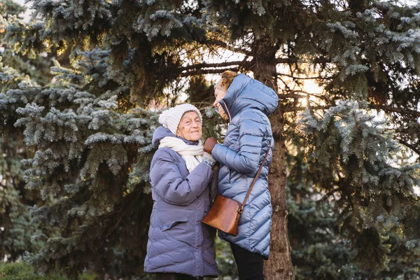 어머니가 휴일에는 홀어버이들을 방문하여 시간을 보내는 중요하다 엄마와 포옹하고 크리스마스 — 스톡 사진